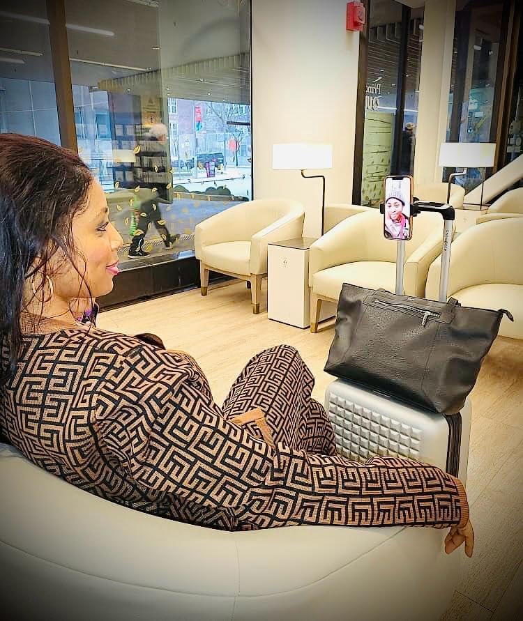 Hands-Free Luggage Phone Holder Mount for Travelers – Versatile Smartphone Accessory for Trolleys, Strollers, and Wheelchairs – Elevate Your Mobility with Quick Access and Adjustable Viewing Angles for i Phone and More